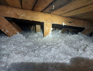 Zateplení stropu rodinného domu pomocí foukané izolace